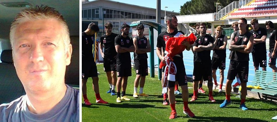 Alessandro Roghi e, a destra, la squadra del Grosseto mentre depone un mazzo di fiori in sua memoria sotto la curva nord