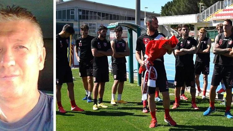 Alessandro Roghi e, a destra, la squadra del Grosseto mentre depone un mazzo di fiori in sua memoria sotto la curva nord