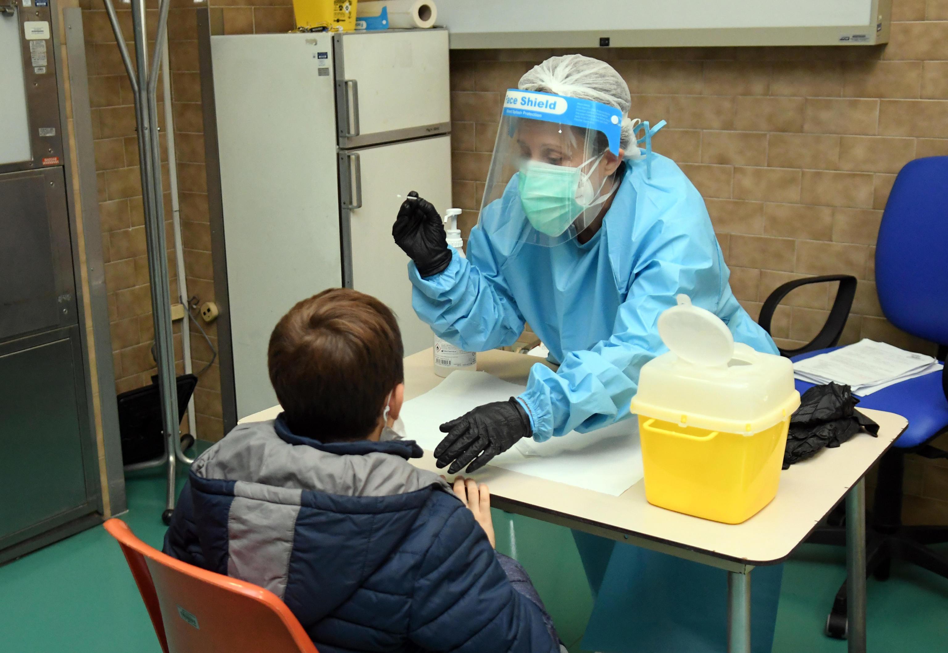 Tamponi, protocollo albergatori-Asl per i test agli stranieri ospiti negli hotel dell'Elba