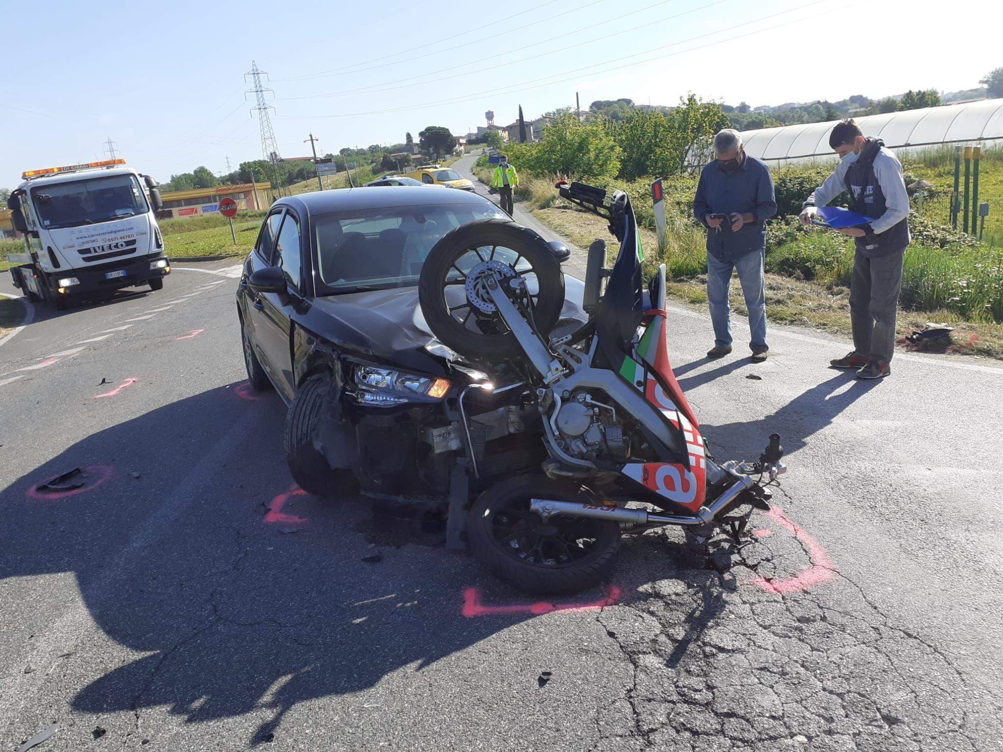 Frontale auto-moto sulla Tosco-Romagnola a Montopoli, ferito un giovane, strada chiusa e poi riaperta