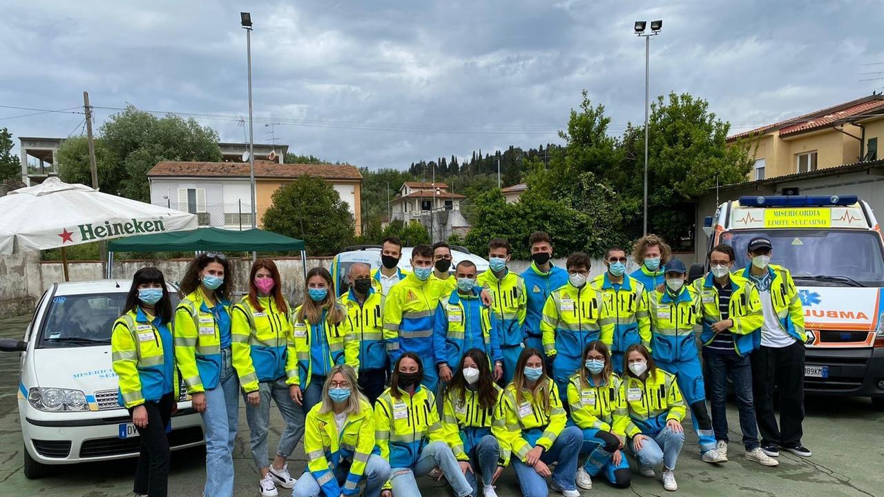 Foto di gruppo per i volontari della Misericordia di Limite sull'Arno
