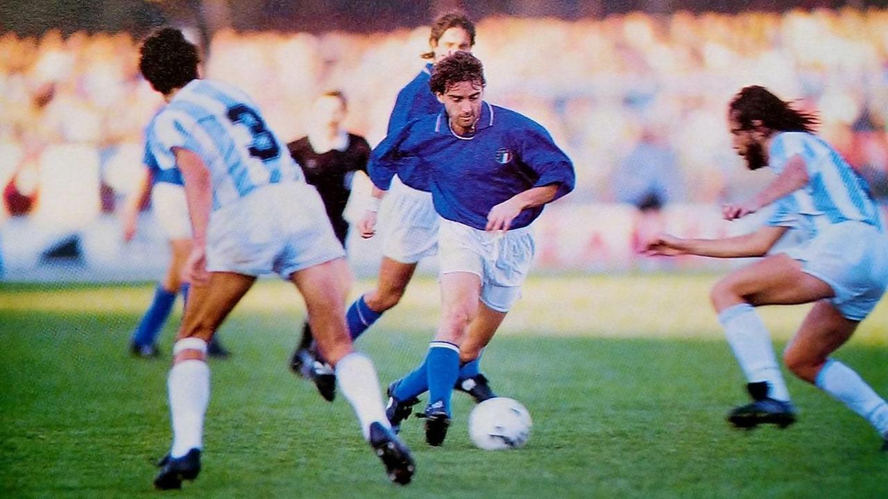 L'attuale ct Roberto Mancini in azione in Italia-Argentina del 1989 al Sant'Elia