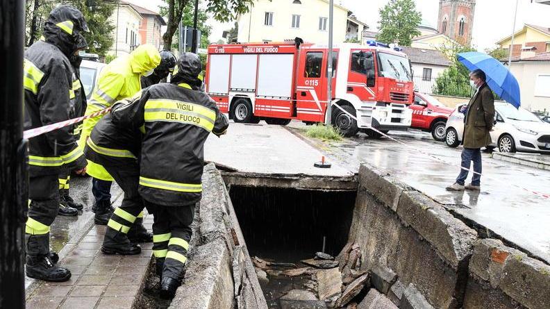 Lucca, il Comune annuncia i lavori dopo il crollo lungo la pista ciclabile