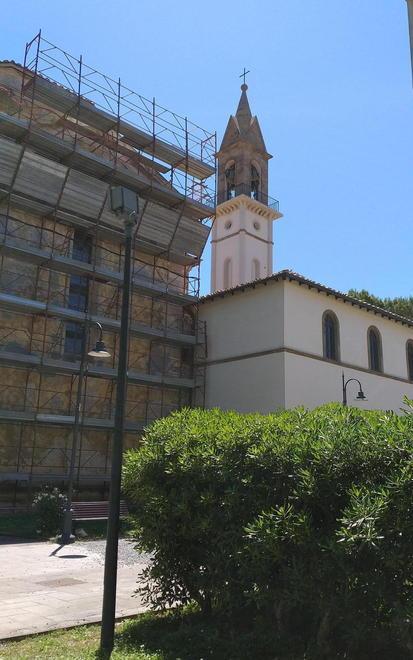 Vada sta con il parroco: «Sono le nostre campane» 