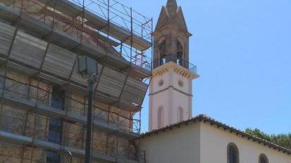 Vada sta con il parroco: «Sono le nostre campane»
