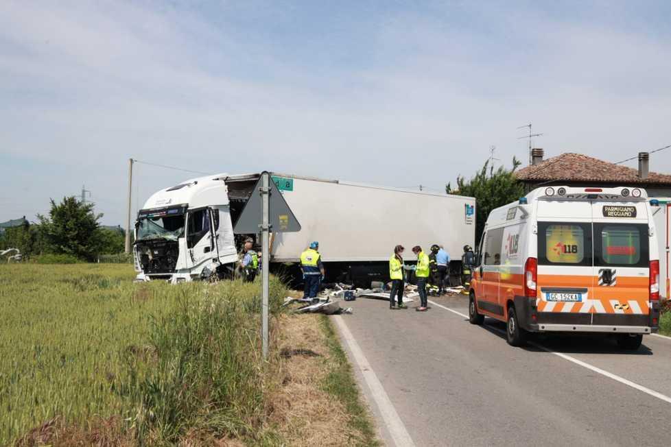 Spilamberto, scontro frontale tra due tir: morto uno dei due conducenti. L'altro arrestao per omicidio stradale