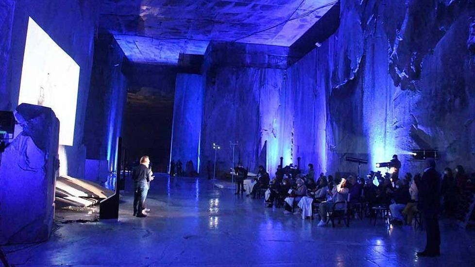 Presentazione della collezione all’interno della galleria che ha fatto da suggestiva quinta all’evento dell’azienda fiorentina (foto servizio Claudio Cuffaro)