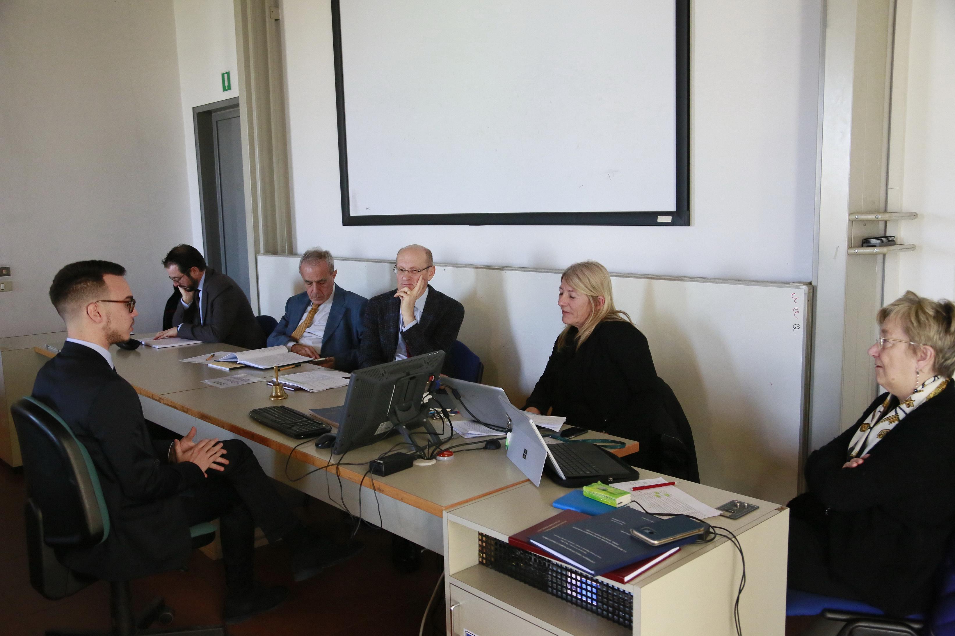 La discussione di una tesi di laurea in presenza (foto d'archivio)