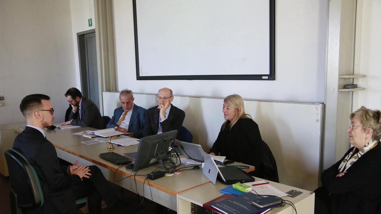 La discussione di una tesi di laurea in presenza (foto d'archivio)