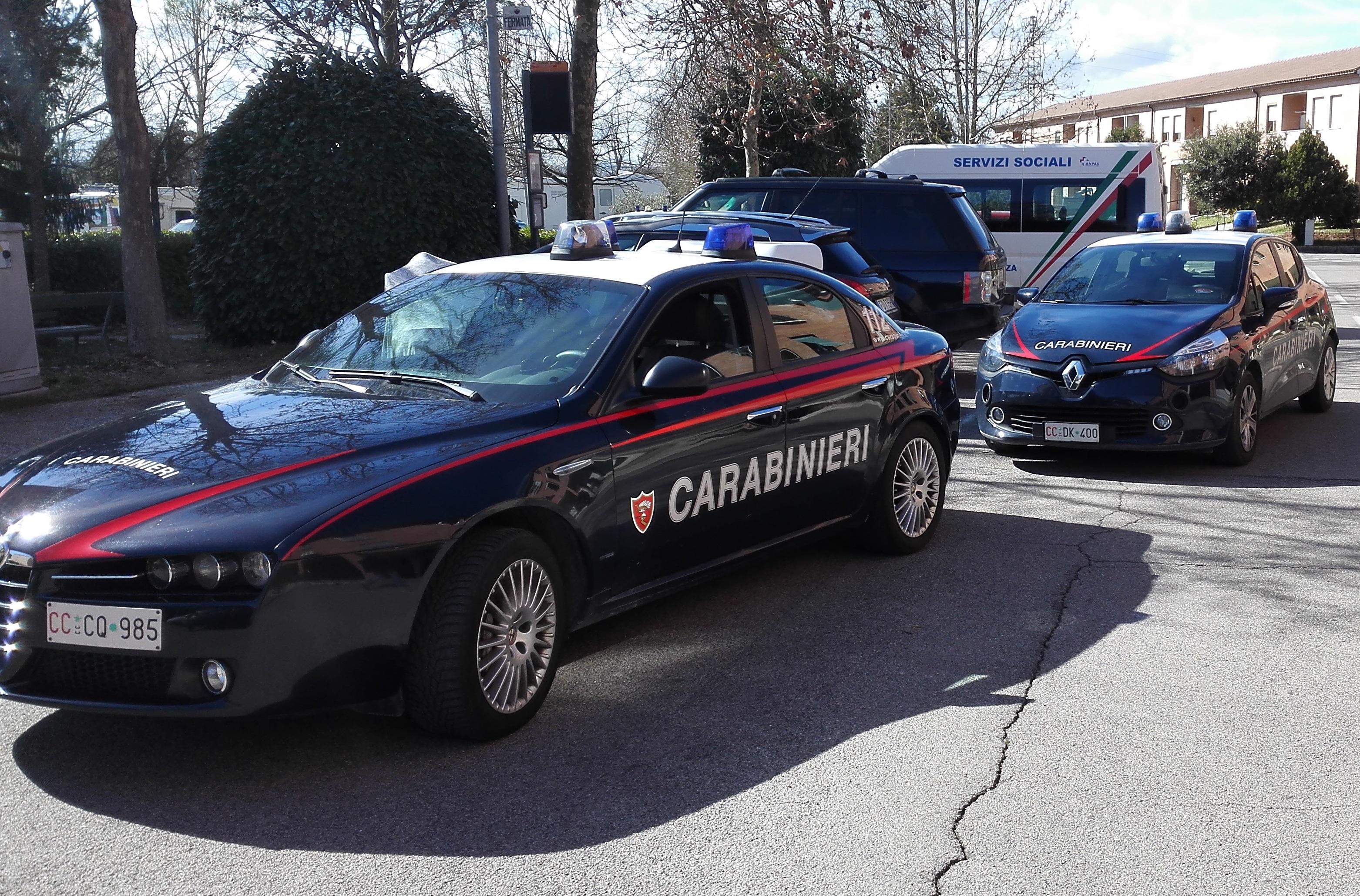 Vuol danneggiare l'auto del rivale ma sbaglia e si accanisce sulla Land Rover di una casalinga