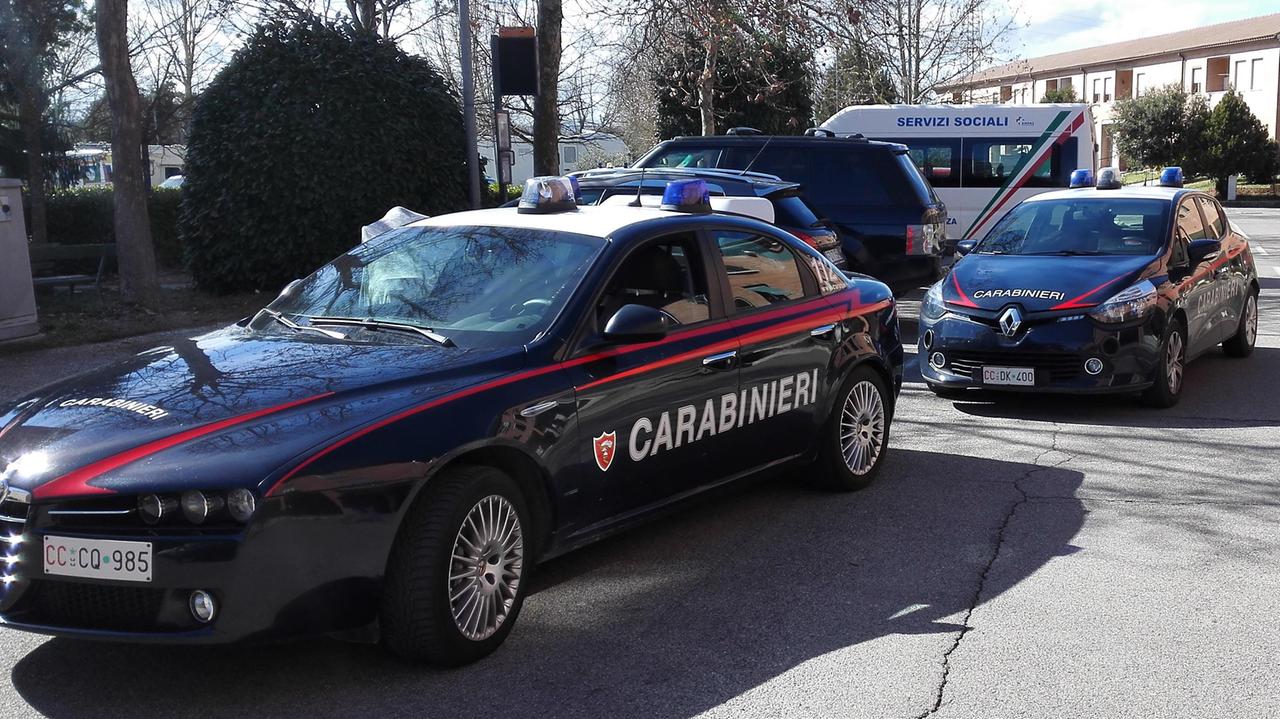 Vuol danneggiare l'auto del rivale ma sbaglia e si accanisce sulla Land Rover di una casalinga
