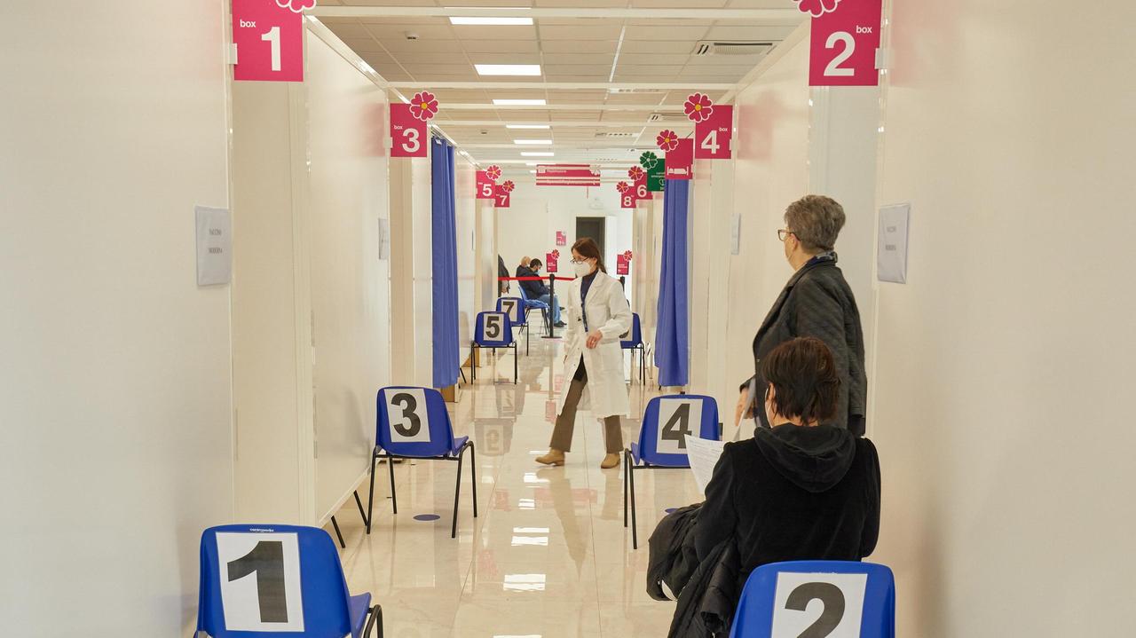 Il centro vaccinale nell’ex Sesa di via Leopoldo Giuntini (foto Carlo Sestini)