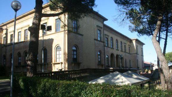 Niente infermieri di notte alla Rsa di Volterra, l’azienda: «Chi può ci dia una mano»