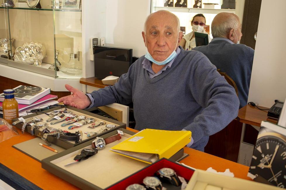 il titolare della gioielleria, Carlo Punzo (Foto Nucci)
