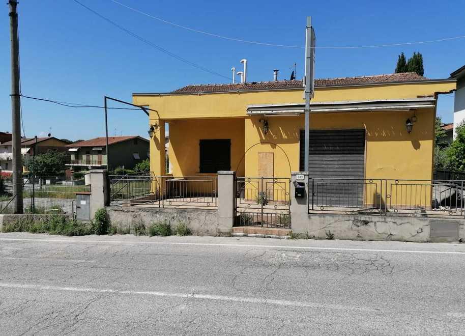 Il circolo Arci abbandonato a Grotta Parlanti.