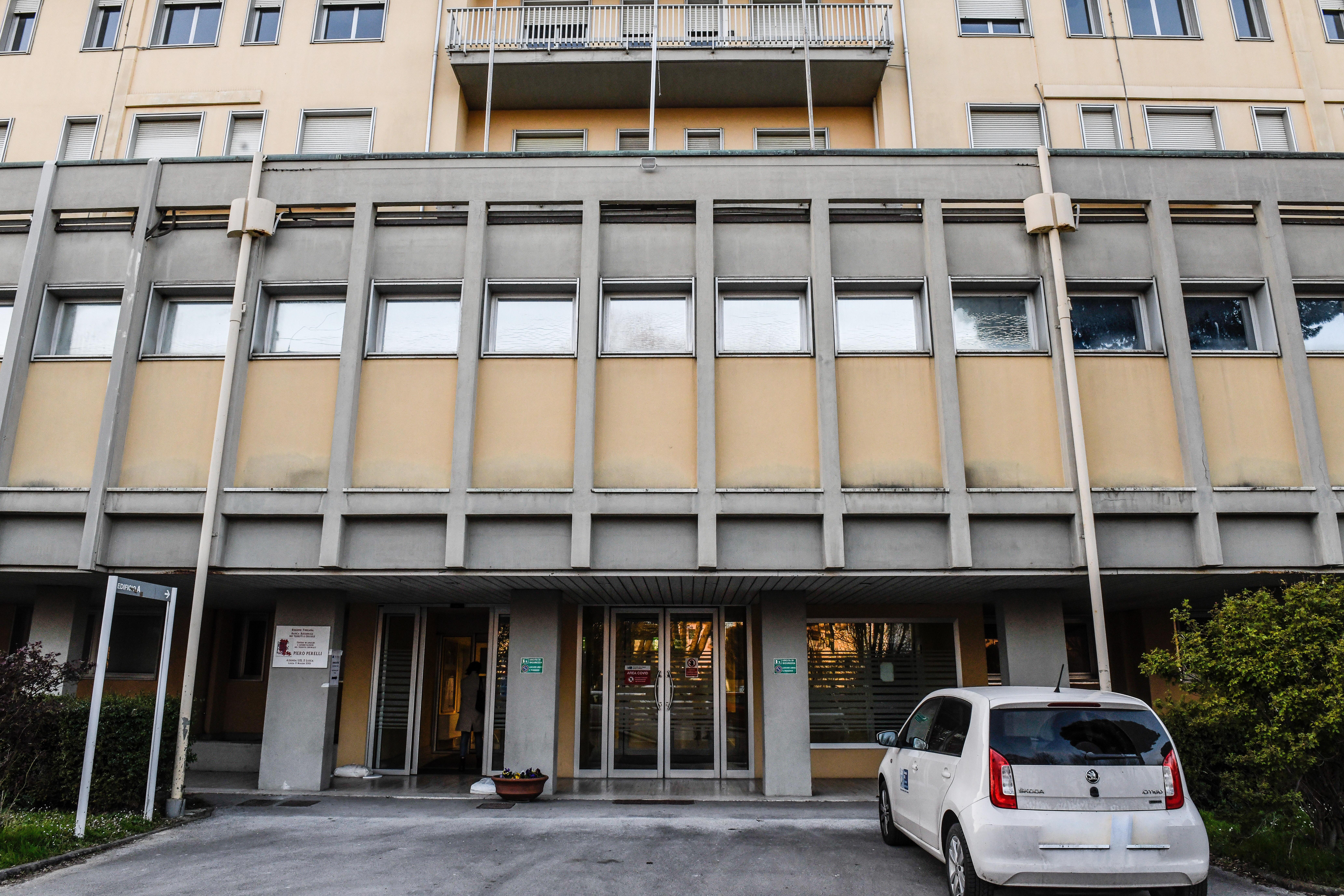 Campo di Marte, la facciata del padiglione riattivato per l'emergenza Covid (Sernacchioli)
