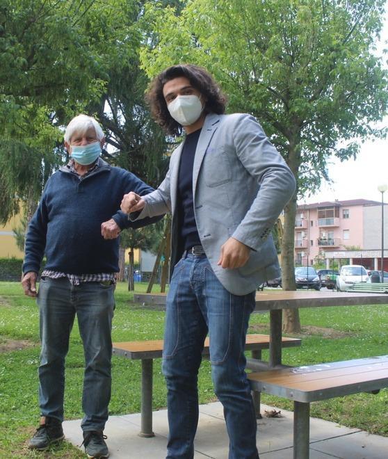 Famiglia dona panchine e alberi per il parco