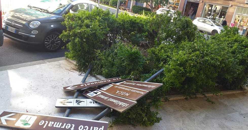 Auto finisce nell’aiuola