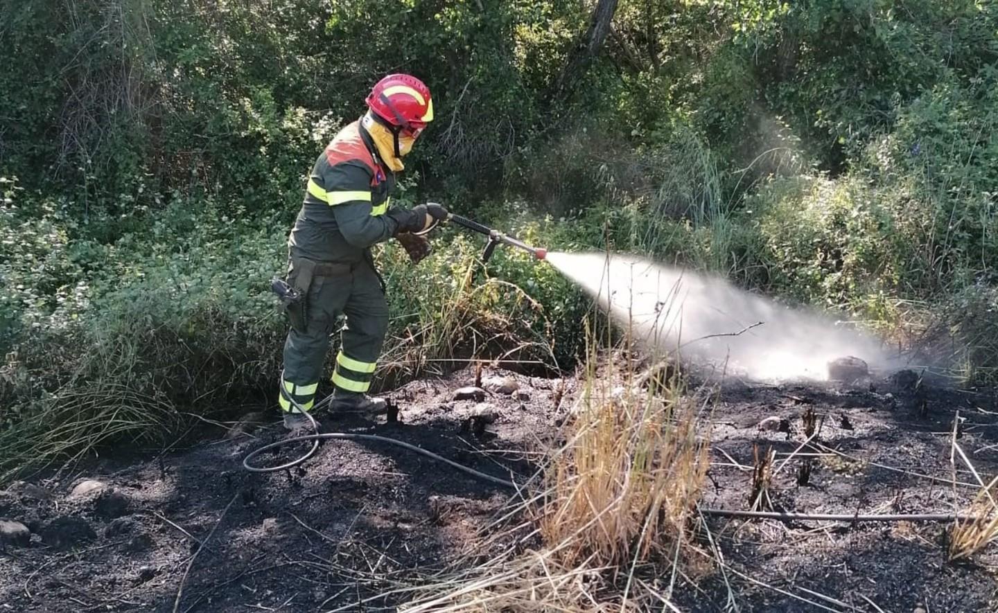 Fuoco nelle campagne a Oschiri in cenere un ettaro di pascolo
