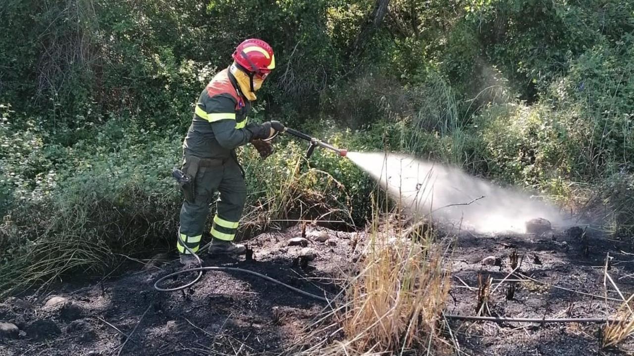 Fuoco nelle campagne a Oschiri in cenere un ettaro di pascolo