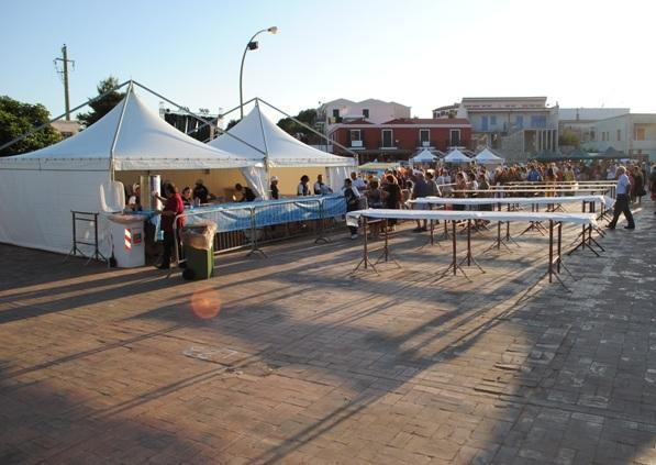 A Stintino un bando per l’organizzazione dei mercatini estivi