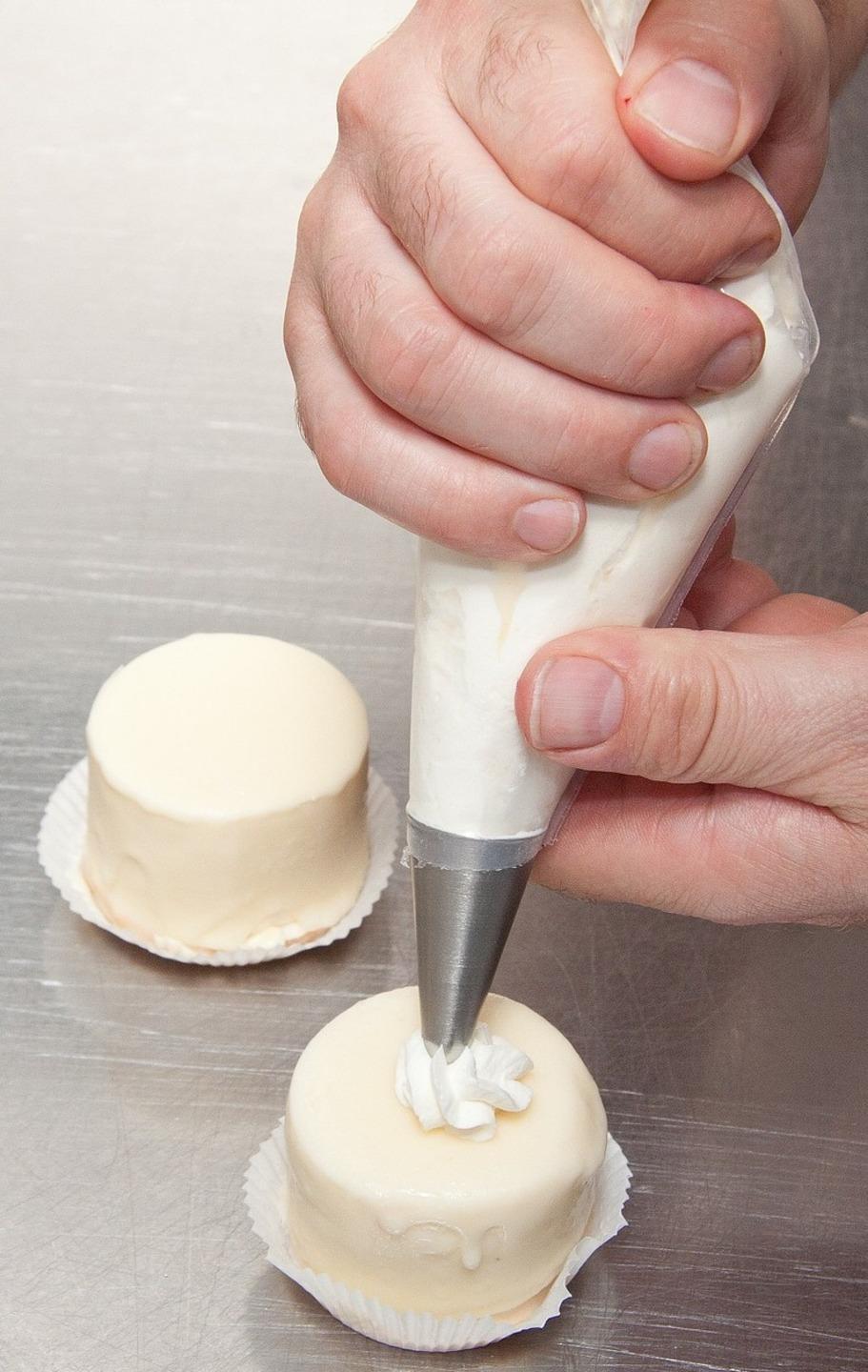 Chef e pasticceri lavapiatti receptionist camerieri ai piani