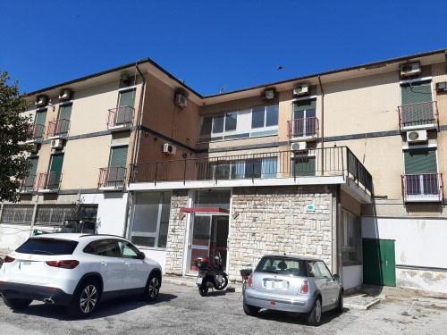 L’ingresso dell’ex hotel Atleti di via dei Pensieri chiuso da anni