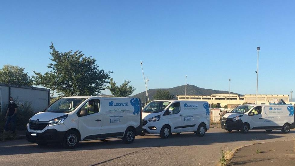 I furgoncini in entrata nel lotto del capannone in costruzione