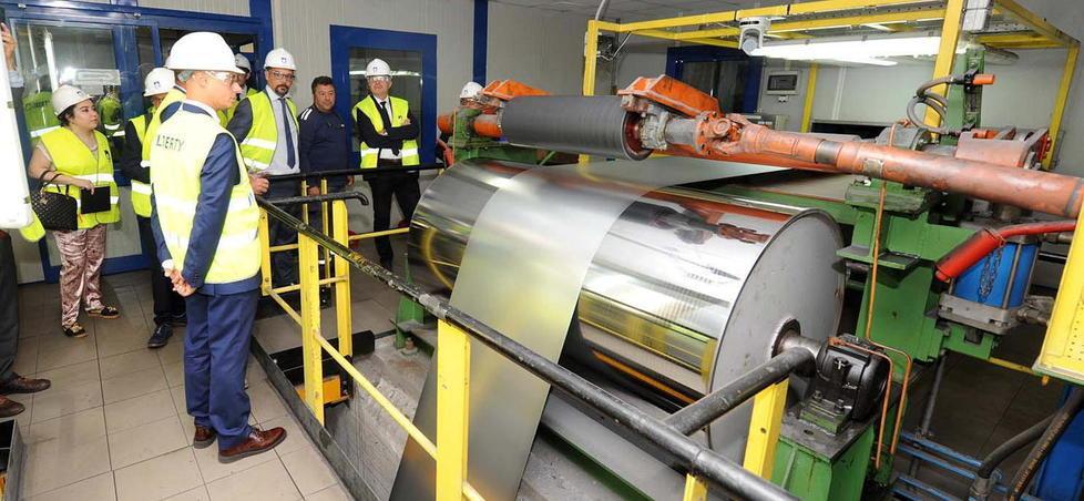 La visita del magnate indiano Sanjeev Gupta a uno degli impianti di Magona nel 2019