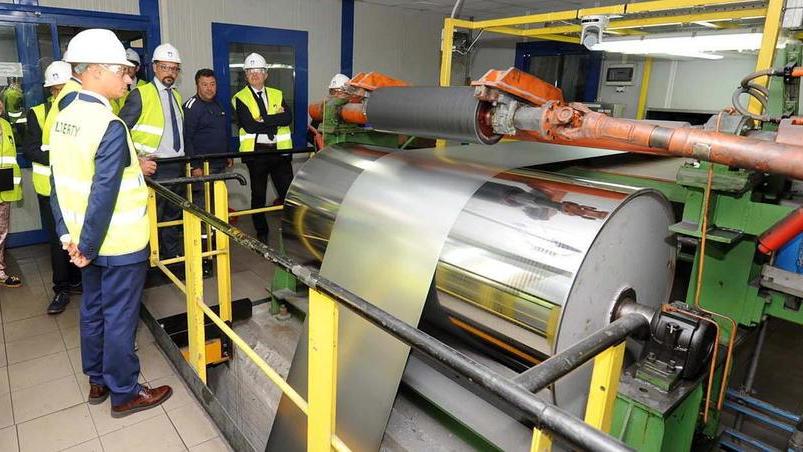 La visita del magnate indiano Sanjeev Gupta a uno degli impianti di Magona nel 2019