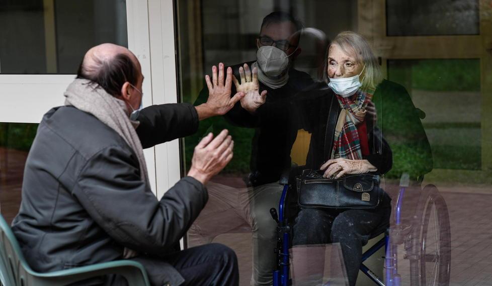 Divisi da un vetro: così, finora, i famigliari hanno potuto incontrare i loro cari che vivono nelle Rsa (Foto Fiorenzo Sernacchiolo)