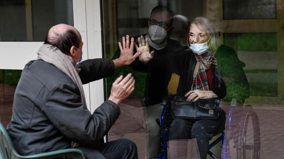 Divisi da un vetro: così, finora, i famigliari hanno potuto incontrare i loro cari che vivono nelle Rsa (Foto Fiorenzo Sernacchiolo)