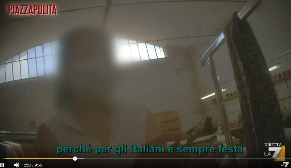 Un fotogramma del servizio di "Piazzapulita": "Per gli italiani è sempre festa"