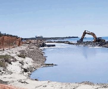A Vada i primi bagnanti tra ruspe e tubi, ma l'assessore difende i lavori