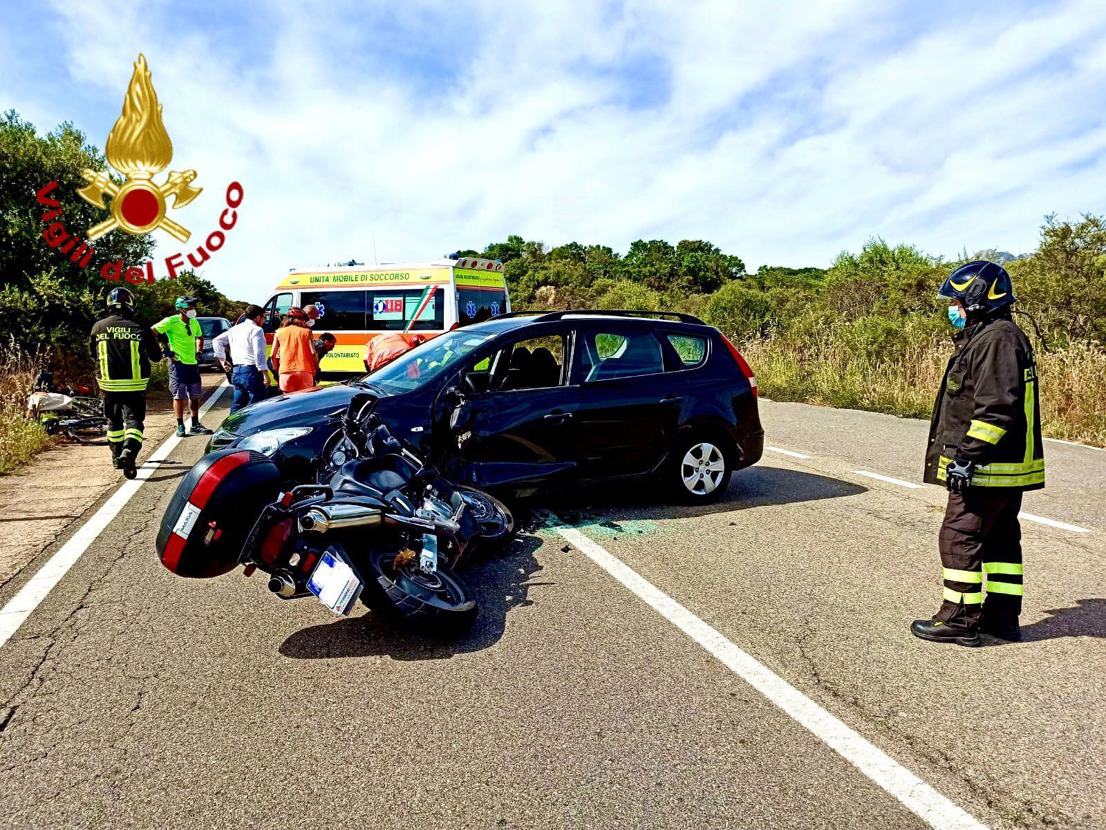 Fa inversione a "U" sulla Olbia-Porto Cervo e travolge una moto