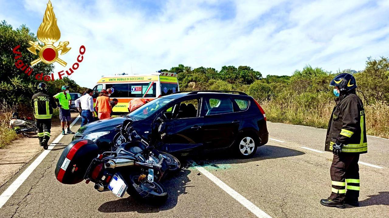 Fa inversione a "U" sulla Olbia-Porto Cervo e travolge una moto