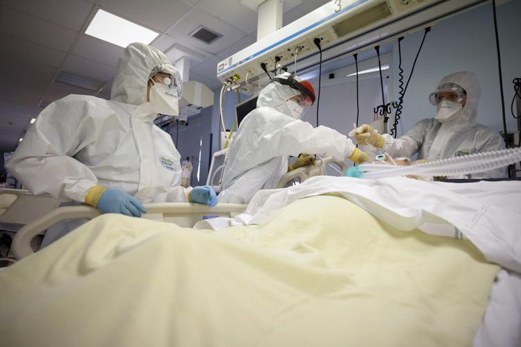 L'onda lunga del Covid: altre tre vittime e 29 casi a Prato
