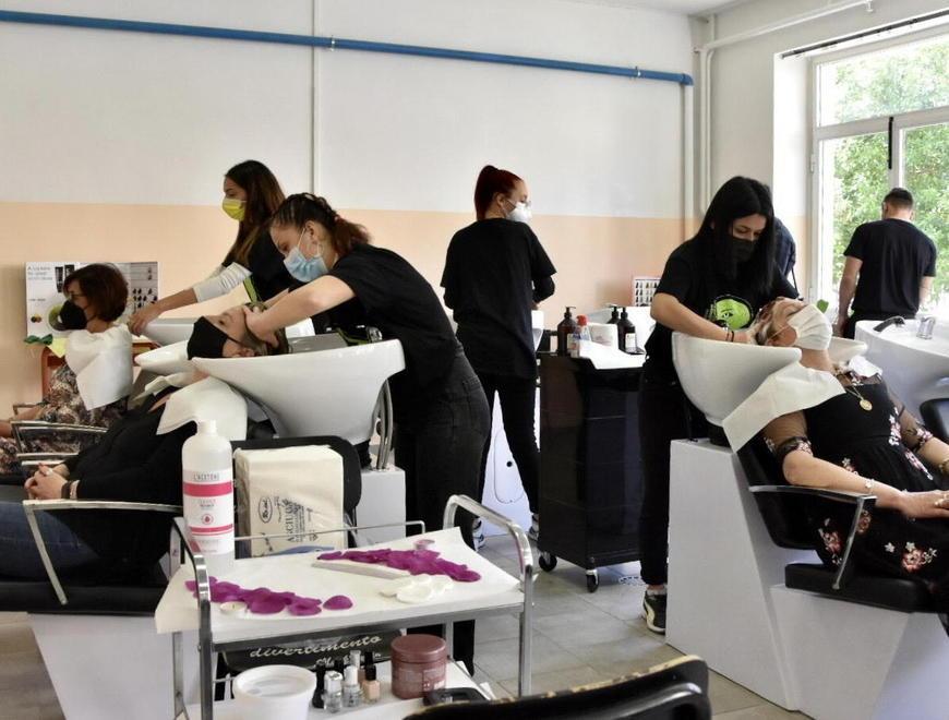A Livorno ecco il salone per acconciature dell’istituto dove gli studenti fanno i capelli a presidi e prof 