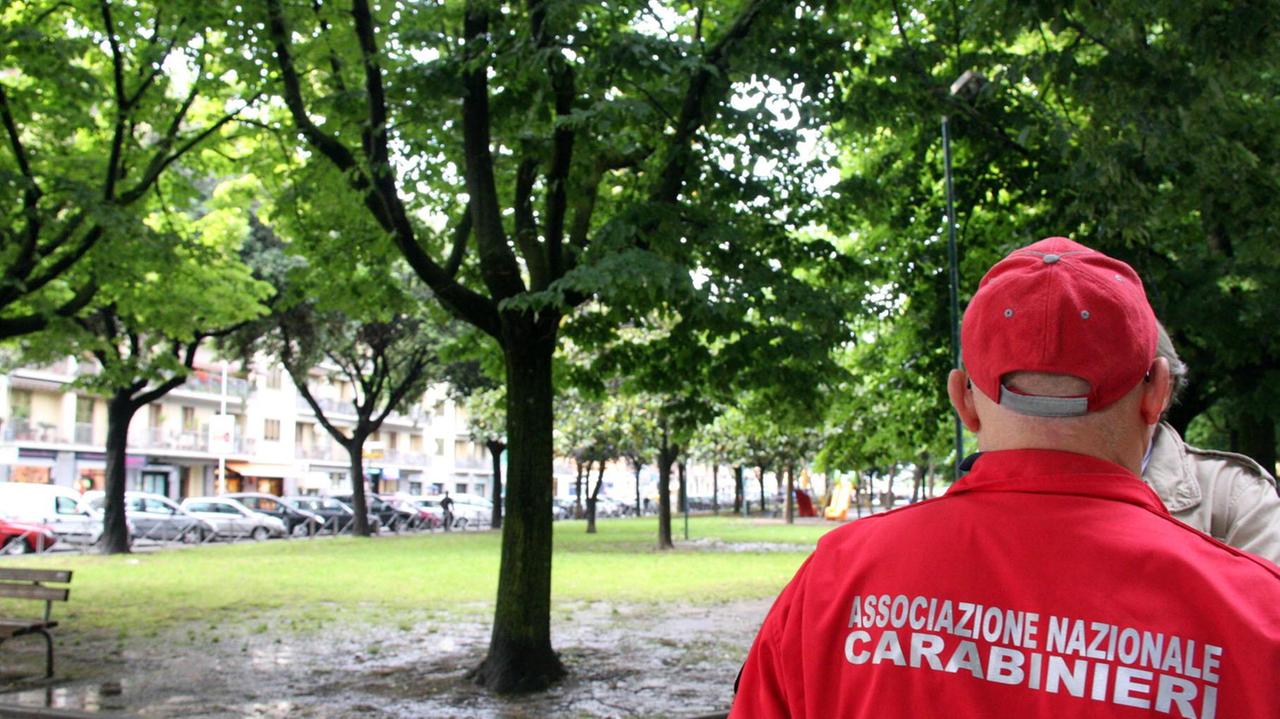 I carabinieri allontanano gli spacciatori e i residenti ringraziano
