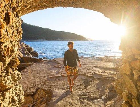 Lo youtuber fiorentino “rapito” dall’Isola: la grande bellezza elbana sfonda sui social 