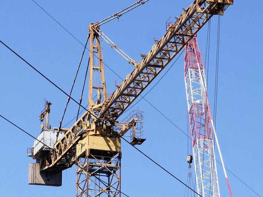 Gli smantellamenti in fabbrica non partono: così la Bertocci manda la gru in Arabia 