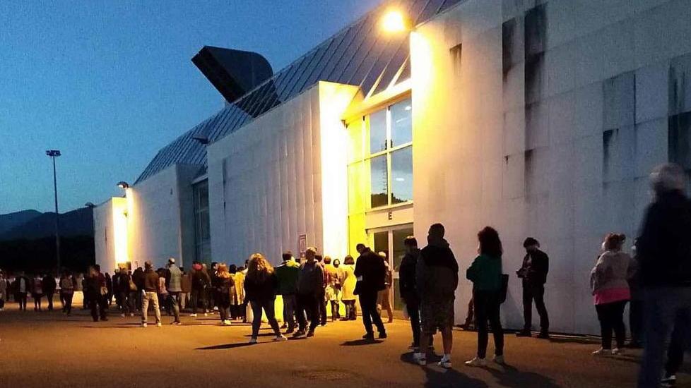 Tutti in fila, dalle 21 fino alla mezzanotte: in 370 a CarraraFiere per i vaccini “liberi”