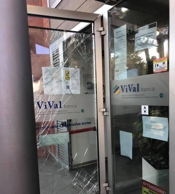 Fallisce l’assalto al bancomat della filiale di ViVal Banca 