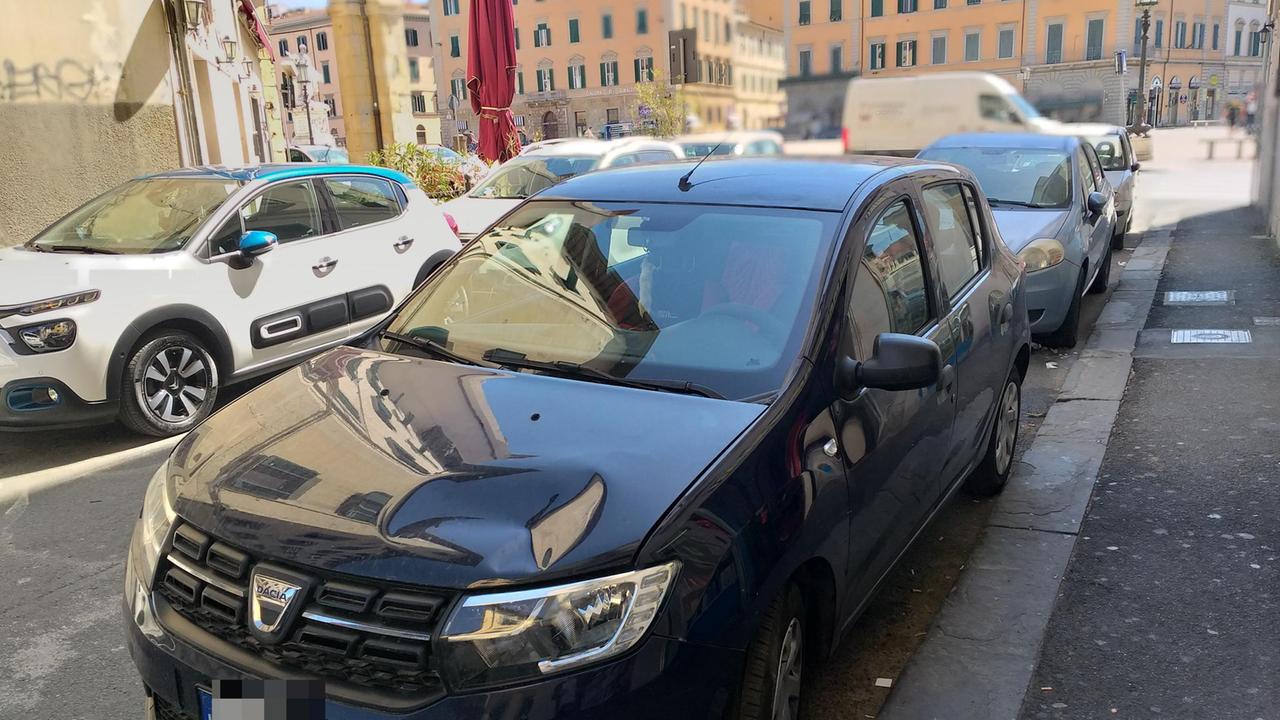 L'auto danneggiata in via della Pina d'Oro