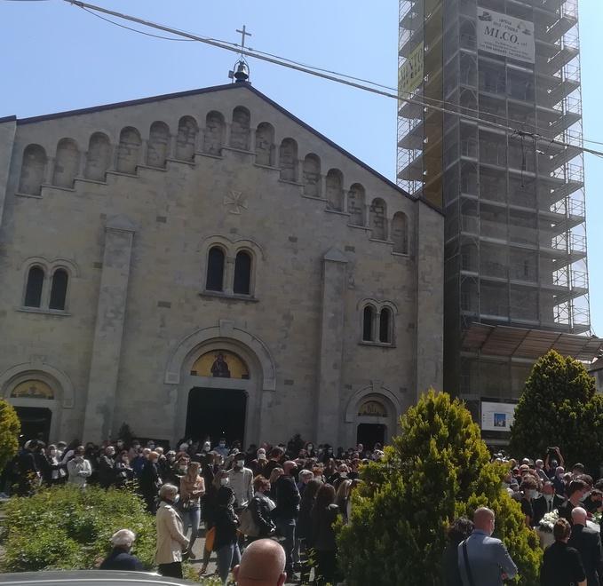 Zocca, una folla commossa per l’addio a Morgan 