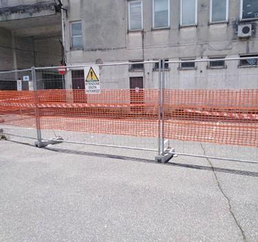Marciapiedi, edifici e strade Avenza fa il pieno di transenne