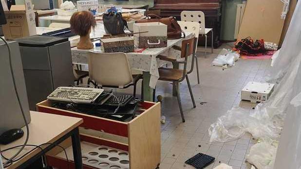 Vandali nella notte devastano l’interno della scuola di Quiesa