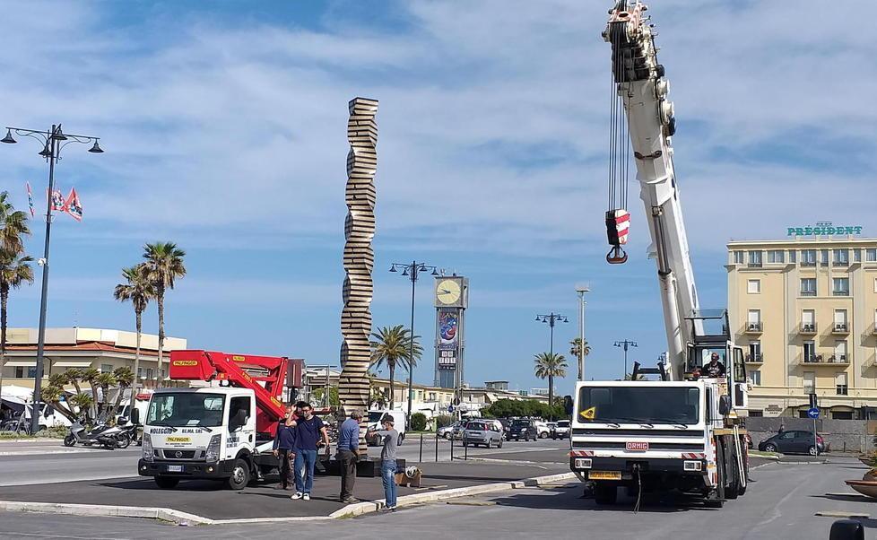 Un obelisco impreziosisce la “nuova” piazza Mazzini