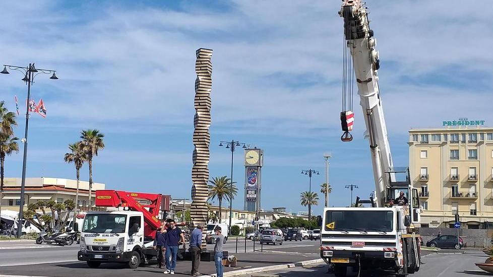 Un obelisco impreziosisce la “nuova” piazza Mazzini