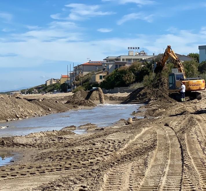 Riprofilatura della spiaggia Il cantiere a nord del porto